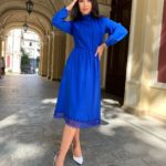 женское платье темно синего цвета однотонное по акционной цене из осенней коллекции 2021