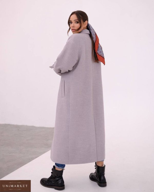 женское осеннее пальто в сером цвете длинное с поясом из осенней коллекции 2021 года по скидке