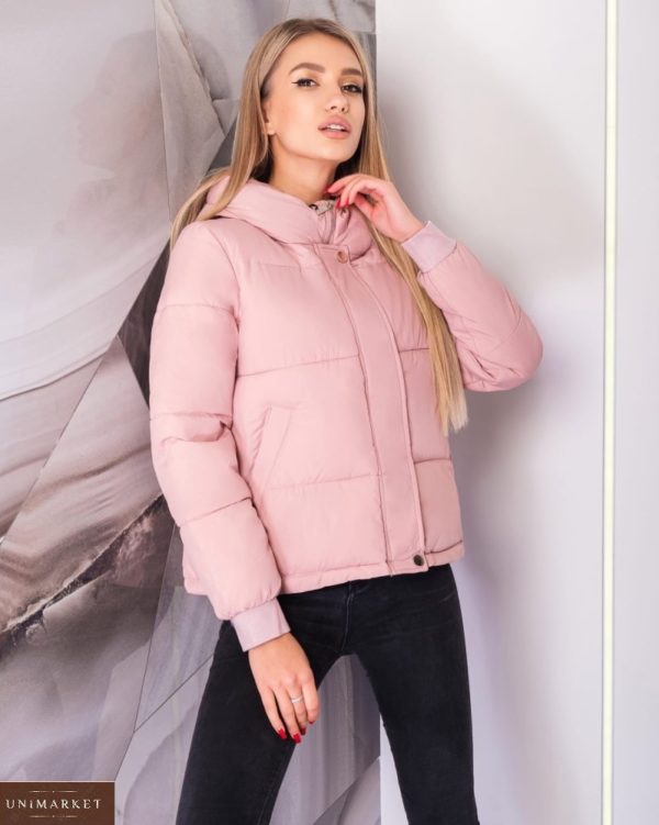 Приобрести розовую женскую короткую куртку с капюшоном по скидке
