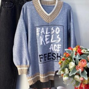 Купить онлайн женский кашемировый свитер с принтом голубого цвета
