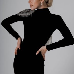 Заказать онлайн черное женское платье с бахромой и открытой спиной (размер 42-48)