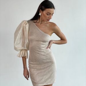 Заказать онлайн молочное платье мини с одним рукавом (размер 42-48) для женщин