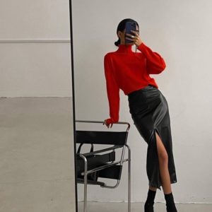 Заказать черную женскую кожаную юбку миди на флисе с разрезом онлайн