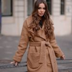 придбати пальто з поясом жіночого кольору кемел за акційною ціною в Unimarket