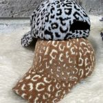 Заказать выгодно мокко, черно-белую женскую вельветовую кепку с тигровым принтом