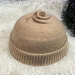 Купити бежеву жіночу шапку біні з лами по знижці