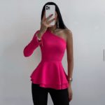 Купити онлайн малинову жіночу блузу на одне плече з баскою (розмір 42-48)