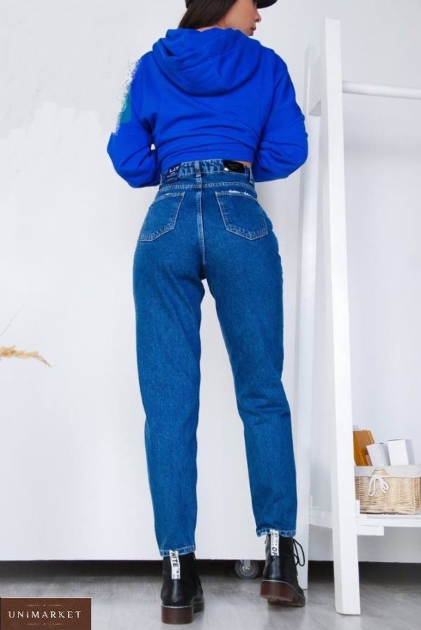 Заказать синие женские джинсы мом с акцентом на талии дешево