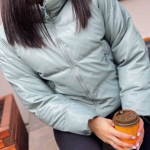 Заказать онлайн фисташковую Короткую куртку из эко-кожи с наполнителем для женщин