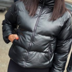 Приобрести черную женскую Короткую куртку из эко-кожи с наполнителем недорого