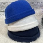 Купити синю, білу в'язану шапку біні на розпродажі для жінок