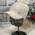 Замовити онлайн молочну зимову шапку з козирком для жінок