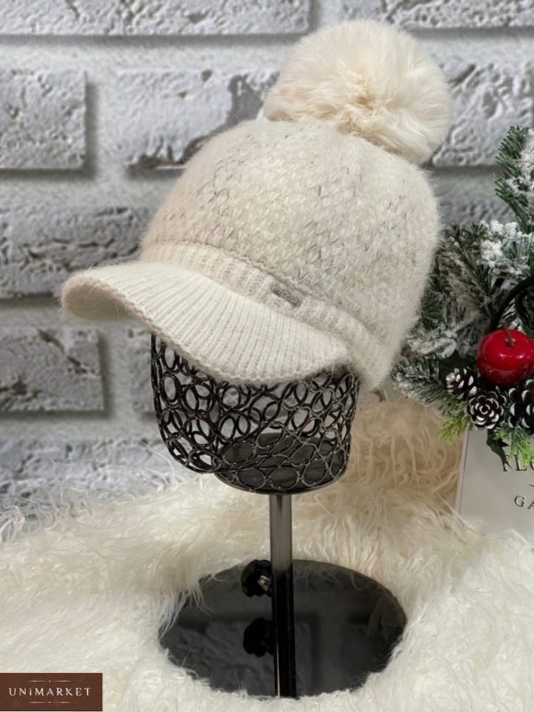 Заказать онлайн молочную зимнюю шапку с козырьком для женщин