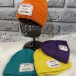 Заказать онлайн оранж, фиолет, желтую шапку с нашивкой для женщин