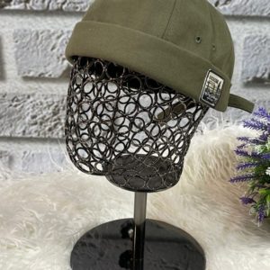 Купить в интернете хаки женскую шапку бини с нашивкой