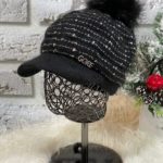 Купити недорого чорну шапку з козирком та помпоном для жінок