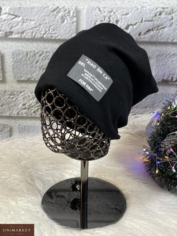 Купити онлайн чорного кольору трикотажну шапку з нашивкою для жінок