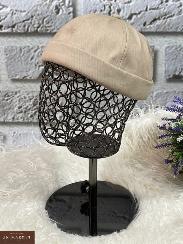Купити онлайн бежеву однотонну шапку біні для жінок