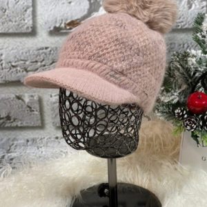 Приобрести женскую зимнюю шапку с козырьком по скидке пудра
