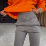 Заказать онлайн серые женские штаны на флисе с высокой талией (размер 42-48)