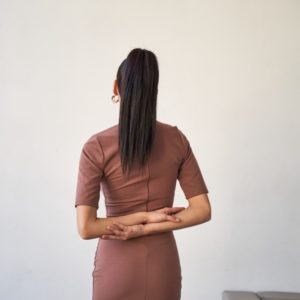 Купити кольори капучино трикотажне жіноче плаття з розрізом (розмір 42-48) в Україні