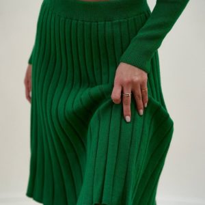 Приобрести по низким ценам женский Бесшовный костюм с юбкой плиссе зеленого цвета