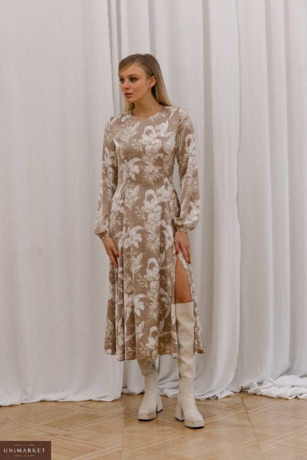 Купить онлайн женское Шелковое платье в крупный цветочный принт бежевого цвета