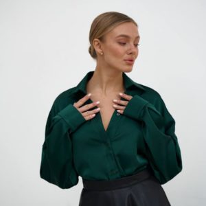 Заказать по скидке женскую Удлиненную шелковую рубашку (размер 42-48) изумрудного цвета