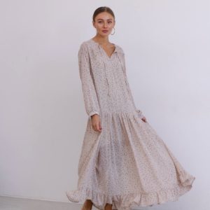 Купити в Україні Шифонова сукня оверсайз у горошок для жінок бежевого кольору