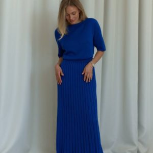 Купити синій Безшовний в'язаний костюм зі спідницею максі (розмір 42-48) для жінок в Україні