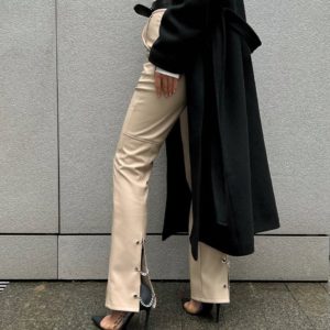 Приобрести женские Кожаные брюки с цепочками беж онлайн