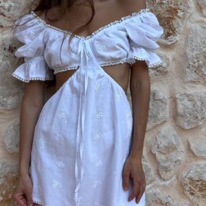 Заказать по скидке женское Платье из прошвы с открытыми плечами белого цвета
