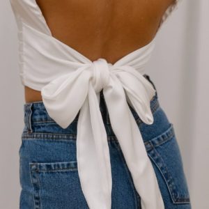 Замовити вигідно білу Укорочену шовкову блузу з відкритою спиною для жінок