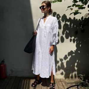 Замовити онлайн білого кольору Подовжену сорочку-сукню з льону для жінок подовженого кольору