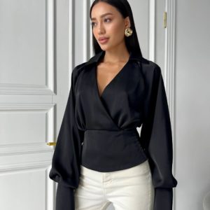 Замовити онлайн чорну Сатинову сорочку з вирізом на спині для жінок