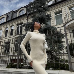 Купить женское осеннее Вязаное бесшовное платье (размер 42-50) бежевого цвета в Украине