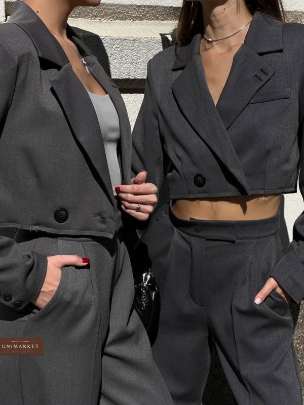 Купити стильний жіночий брючний костюм з укороченим жакетом сірого кольору в Україні