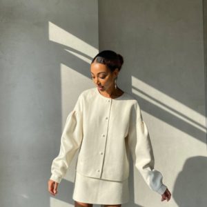 Приобрести онлайн женский Теплый костюм с юбкой молочного цвета
