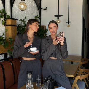 Заказать онлайн серый мокко женский Брючный костюм с укороченным жакетом в Украине