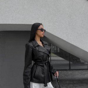 Замовити онлайн жіночу чорного кольору Шкіряну куртку з поясом