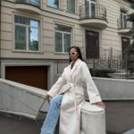 Заказать онлайн молочное Пальто зимнее с поясом для женщин в интернете