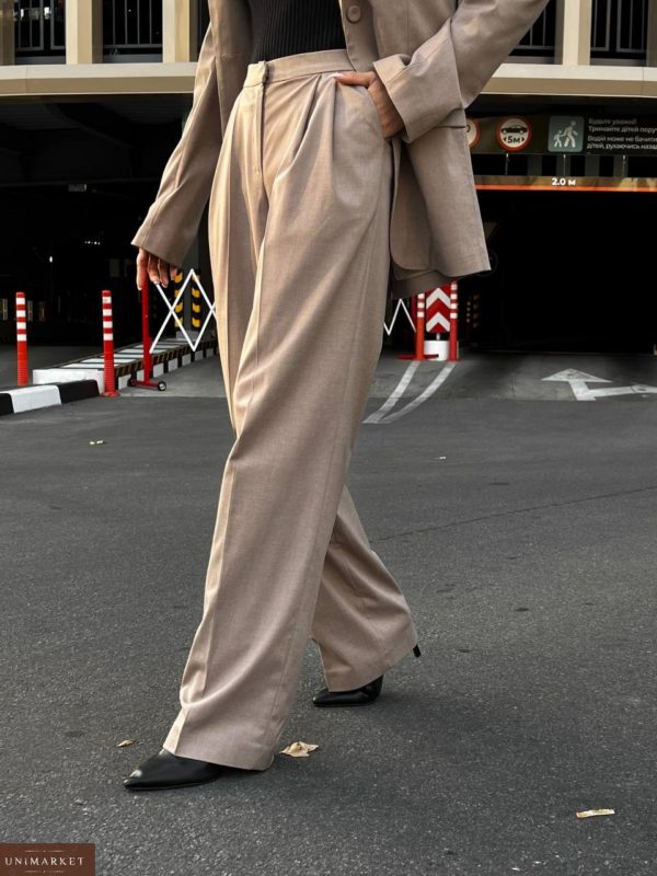 Придбати вигідно жіночий бежевий Брючний костюм оверсайз із защипами