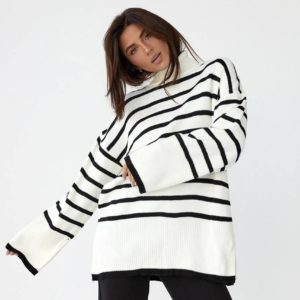 Замовити онлайн білий светр в смужку з розрізами для жінок.
