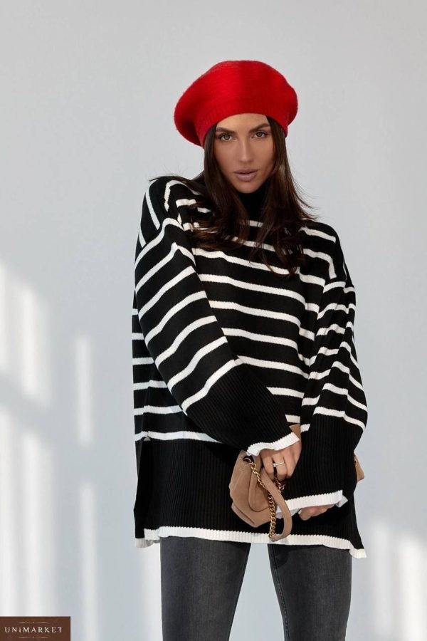 Купити чорно-білий жіночий светр в смужку з розрізами по знижці