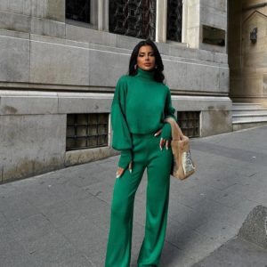 Купить женский вязанный костюм с укороченным свитером и штанами клеш хорошего качества по оптимальной цене недорогой светлый темный белого черного серого зеленого коричневого бордового цвета в Украине