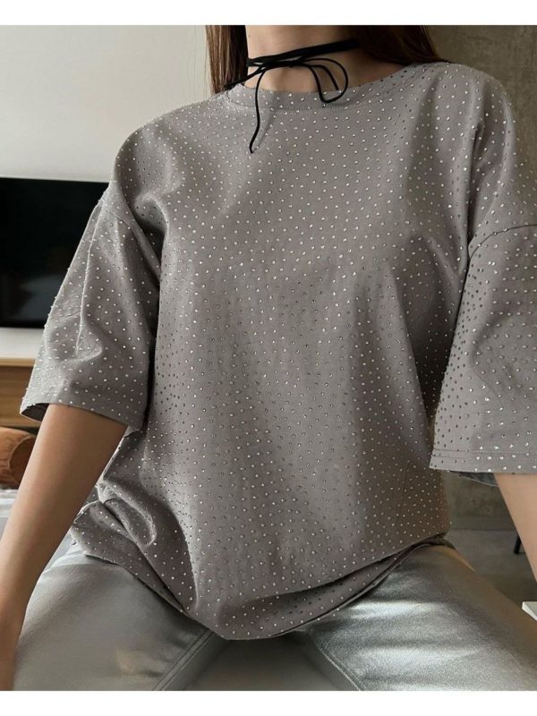 Купить женскую футболку со стразами блеслящую хорошего качества по оптимальной цене котоновую котон черного белого розового серого цвета светлую темную тренд 2024 в Украине Украина