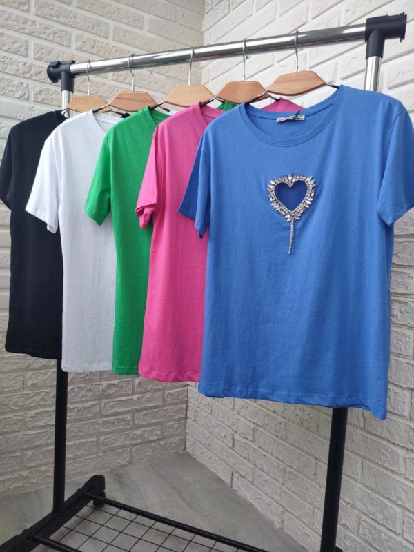 Хочу приобрести купить Заказать женскую футболку со стразами хорошего качества по оптимальной цене недорогую котоновую котон с сердцем светлую темную белого черного зеленого малинового розового зеленого цвета в Украине Украина